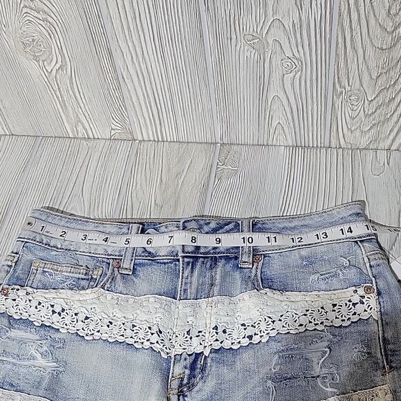 American Eagle Stretch Hi-Rise Shortie Lace Detailed Jean Shorts Size 6 NWT - Picture 7 of 11